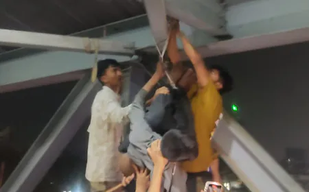 উত্তরায় দুই ছিনতাইকারীকে পিটিয়ে ফুটওভার ব্রিজে ঝোলাল জনতা