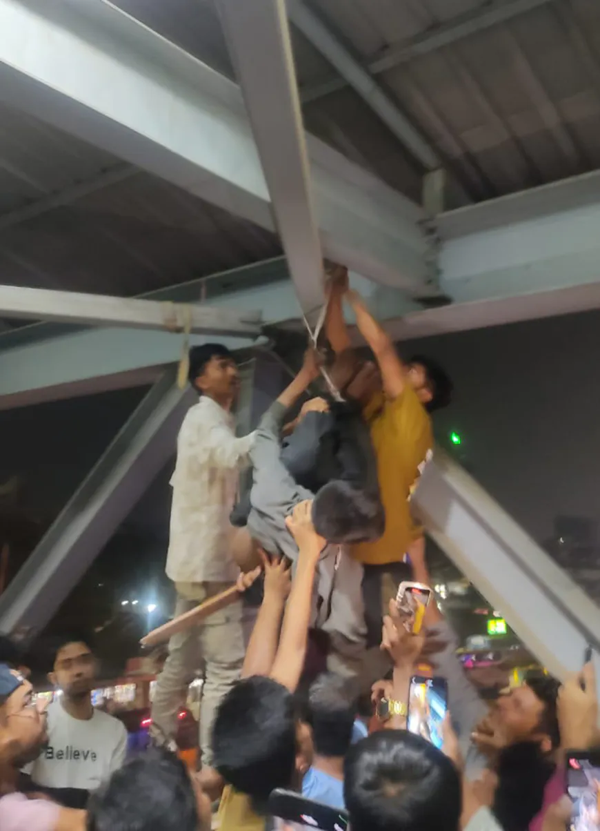 উত্তরায় দুই ছিনতাইকারীকে পিটিয়ে ফুটওভার ব্রিজে ঝোলাল জনতা