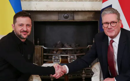 ট্রাম্পের সঙ্গে উত্তপ্ত বাক্য বিনিময়ের পর ব্রিটেনে উষ্ণ অভ্যর্থনা পেলেন জেলেনস্কি