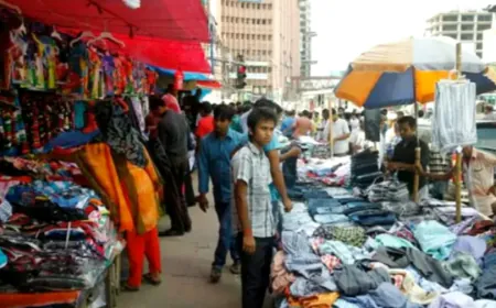 রাজধানীজুরে ফুটপাতে দোকান, সড়কে গাড়ি: বিপাকে পথচারীরা