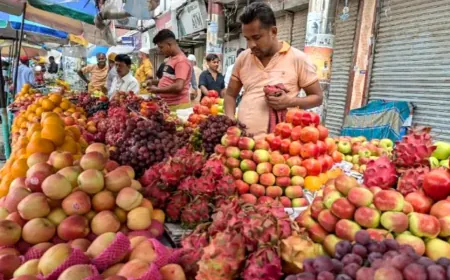 রমজানে চাহিদাকে পুঁজি করে অস্থির রাজধানীর ফলের বাজার