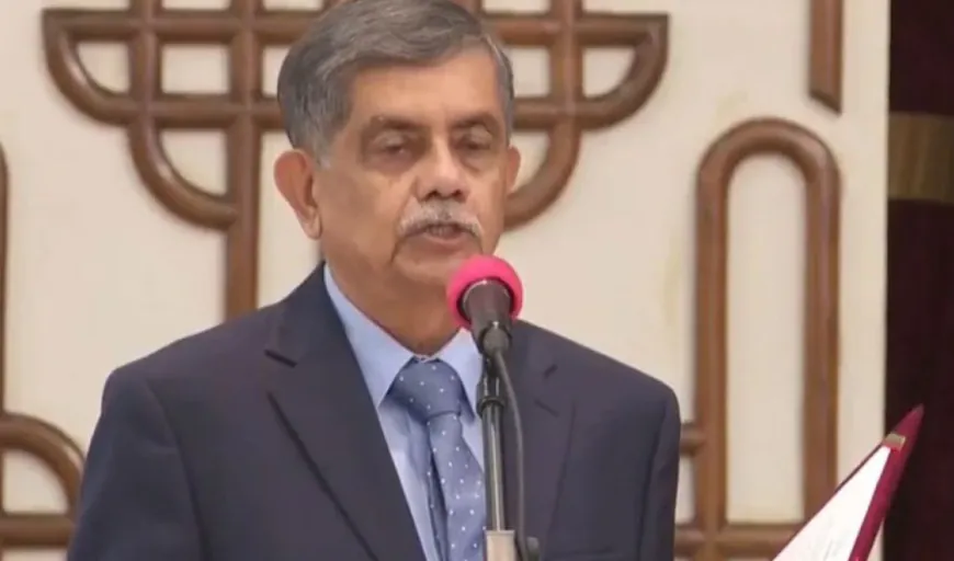 উপদেষ্টা হিসেবে শপথ নিলেন অধ্যাপক সি আর আবরার