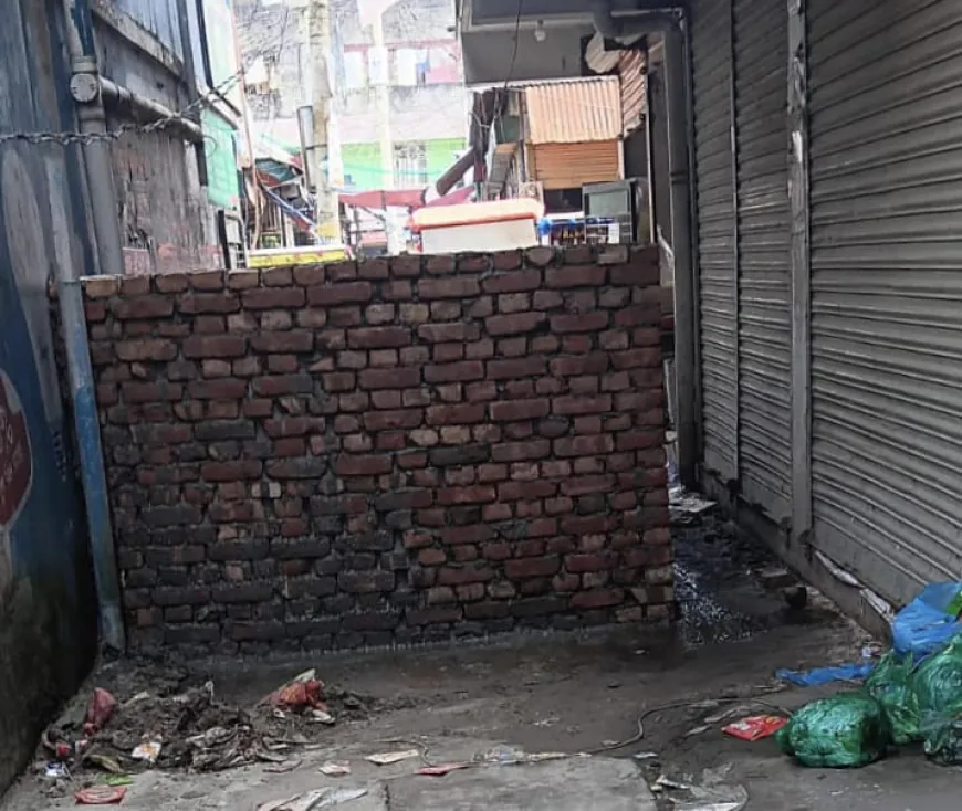 গৌরীপুরে পাকা রাস্তা দখল করে দোকান নির্মাণ, দুর্ভোগে শতাধিক পরিবার
